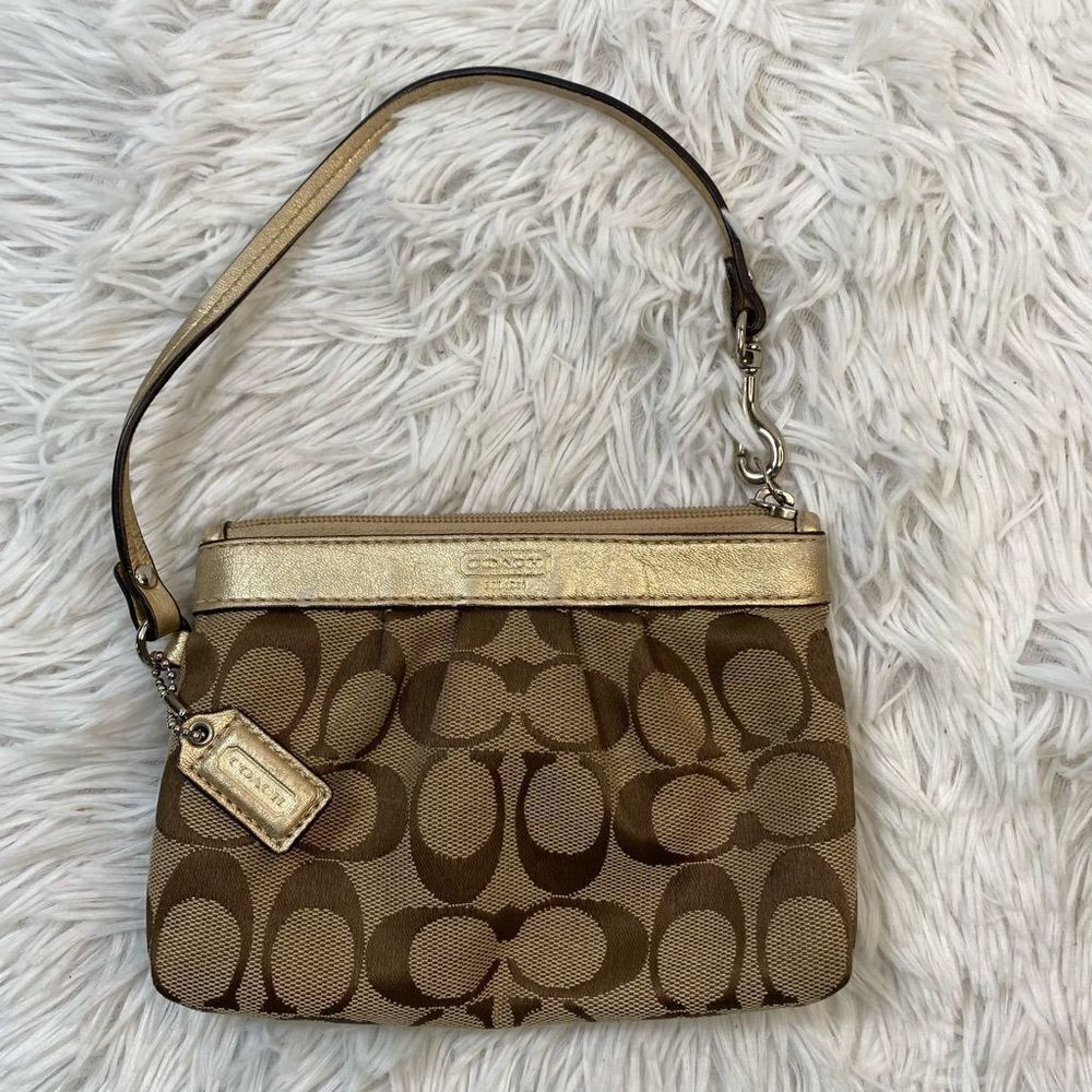 Coach Classic Wristlet 